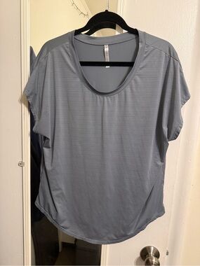 Fabletics Light Gray Scoop Neck Short Sleeve Active Tee